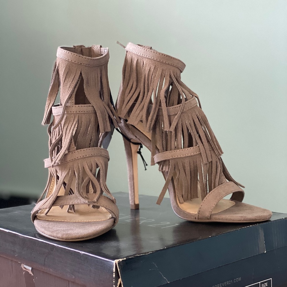 SOLD✅ Forever 21 - Taupe Suede Heels